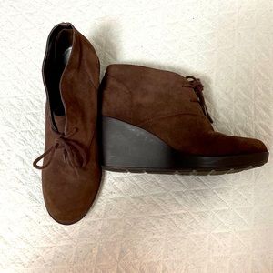 Size 9 Cole Hana brown suede shoes